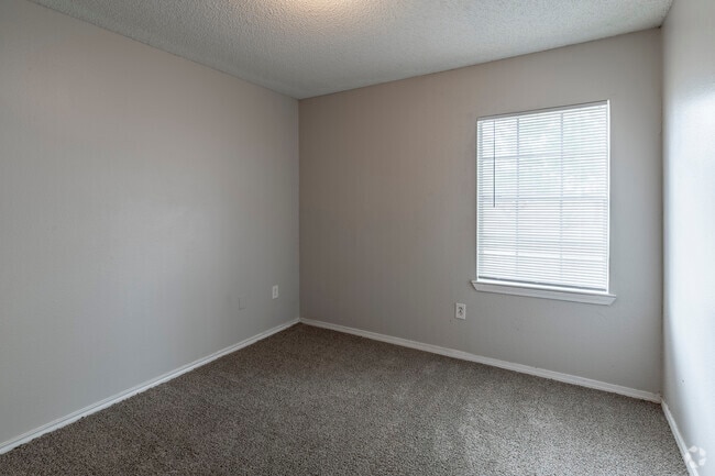 2BR, 1BA - 753SF