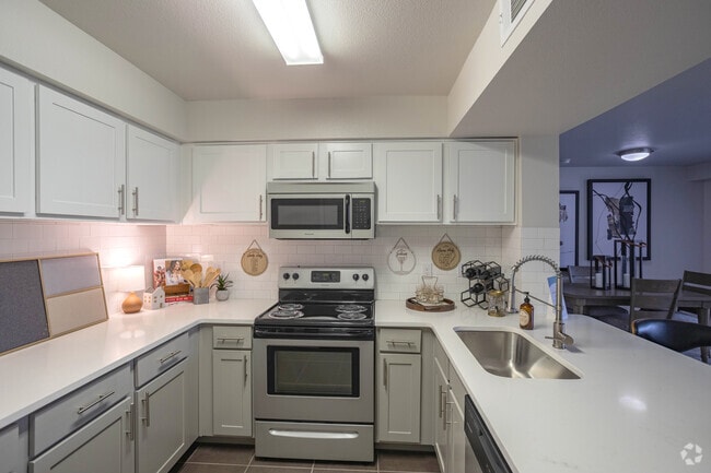 1BR, 1BA - 789SF