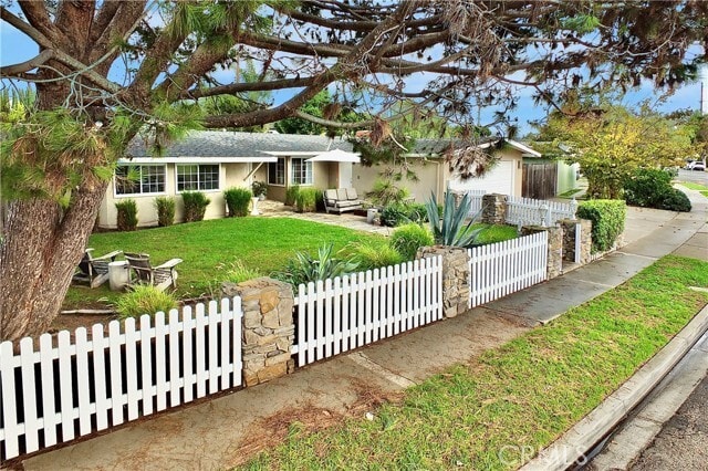 Photo - 220 Loyola Rd