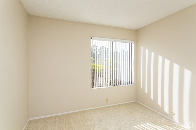 2 BR, 2 BA - 884 SF