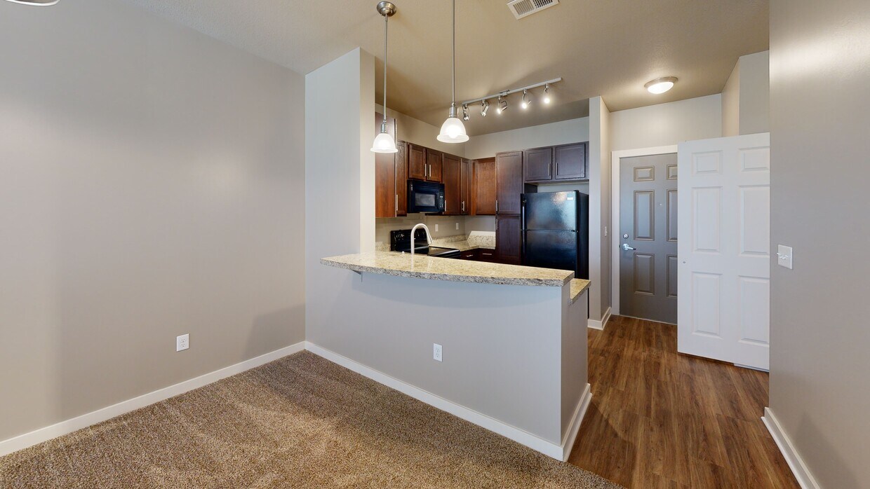Photo - Shadow Lake Square Apartments