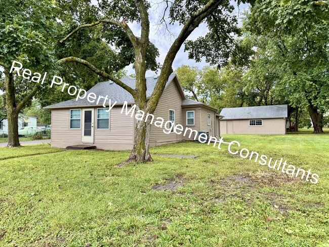 Photo - 3 Bedroom with Spacious Backyard