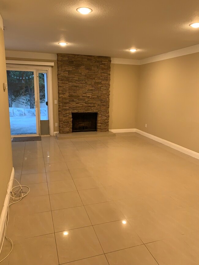Very spacious living room - 2602 W Columbine Ave