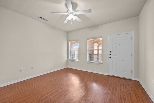 Photo - Las Torres Apartments