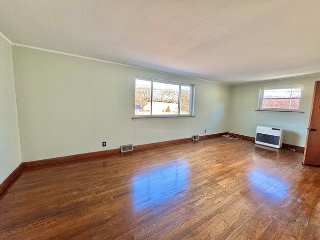 Photo - 2067 Castleton Rd