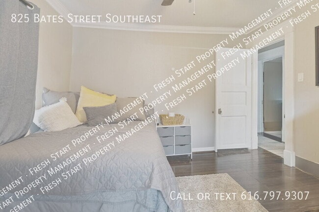 Photo - 825 Bates St SE