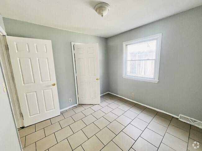 Building Photo - 5039-5041 N 28th St Rental