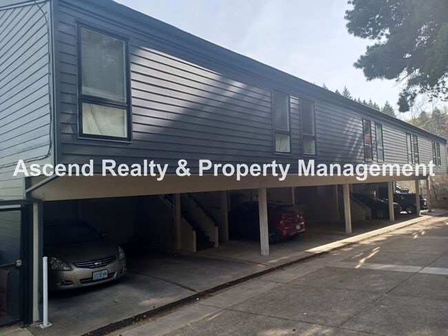Photo - Stunning Views! 2 Level Condo Minutes to Downtown & PSU Incl Water/Sewer/Garbage & Parking Unidad 8