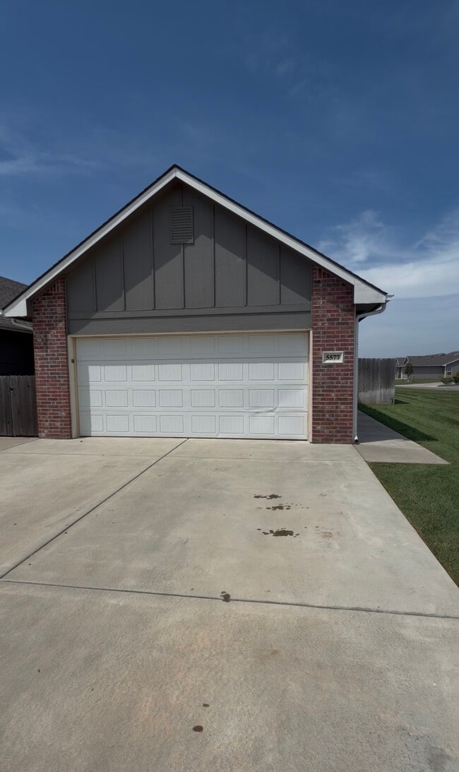 Building Photo - 5577 N Edwards Cir