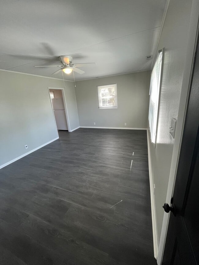Building Photo - Three Bedroom, One Bathroom Home In Columbus