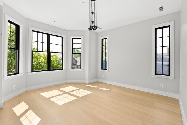 Building Photo - 34 Pinckney St Unit 1