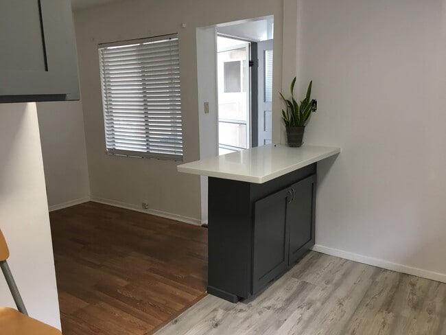 kitchen island 2x4 ft with view to front door - 4118 Mercury Ave Unidad A