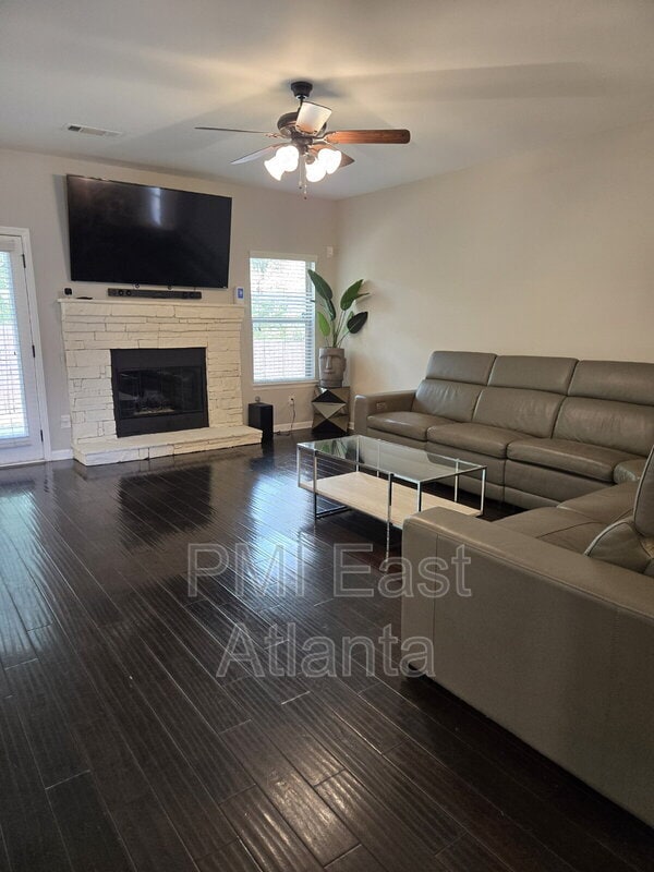 Photo - 422 Live Oak Pass