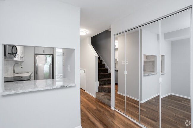 2 BR, 1.5 BA Townhome - 912 SF