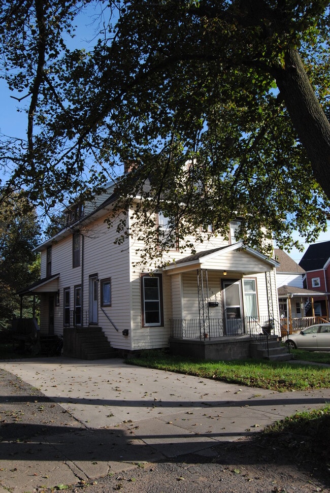 Photo - 232 Hewitt W Ave Unidad 2