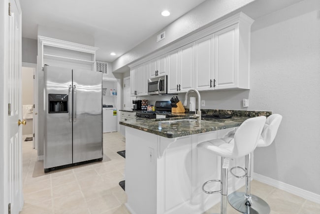 Photo - 1401 W 40th St