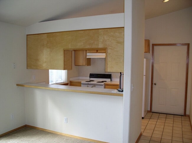 Photo - 2132-2142 SW Reindeer Unit 2132