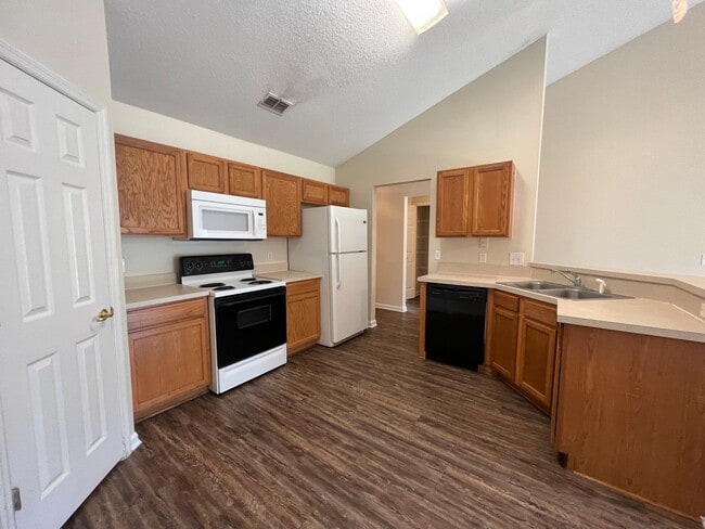 Photo - Comfortable 3-Bedroom Home with Garage – L...
