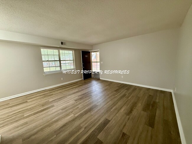 Photo - Stunning 1 Bedroom Apartment w/ Covered Pa... Unit y Villa Apts - 985