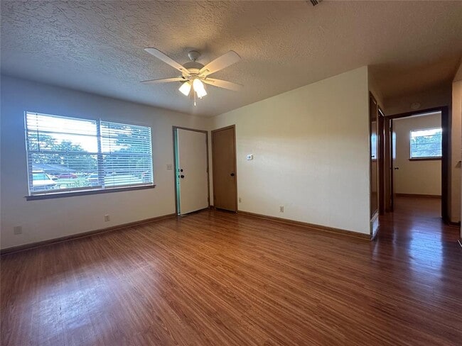 Photo - 2007 Delaware Ln