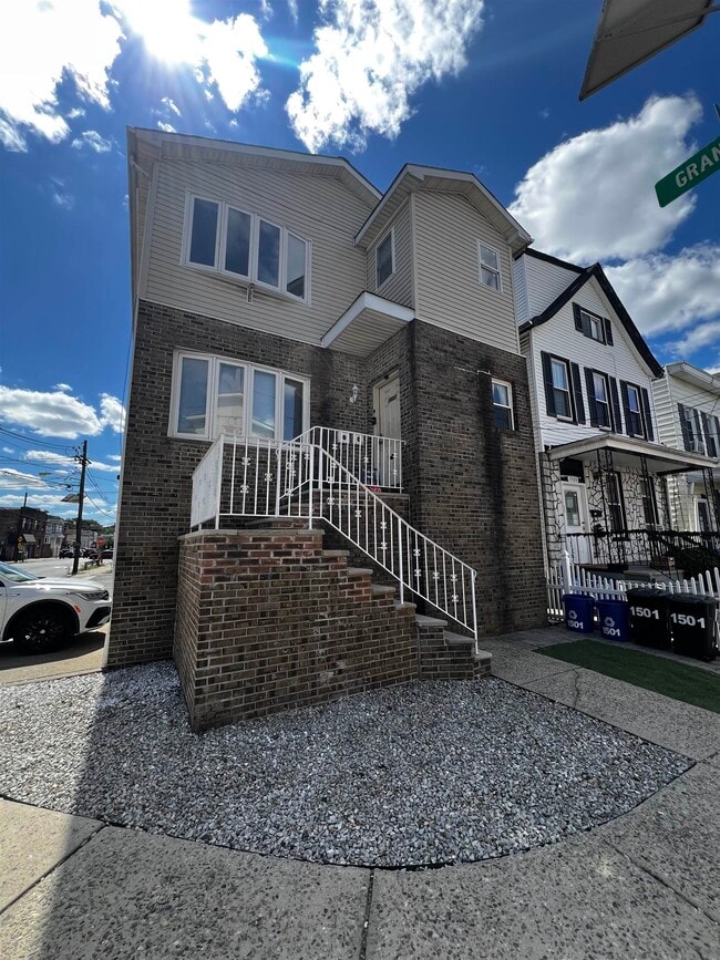 Building Photo - 1501 47th St Rental