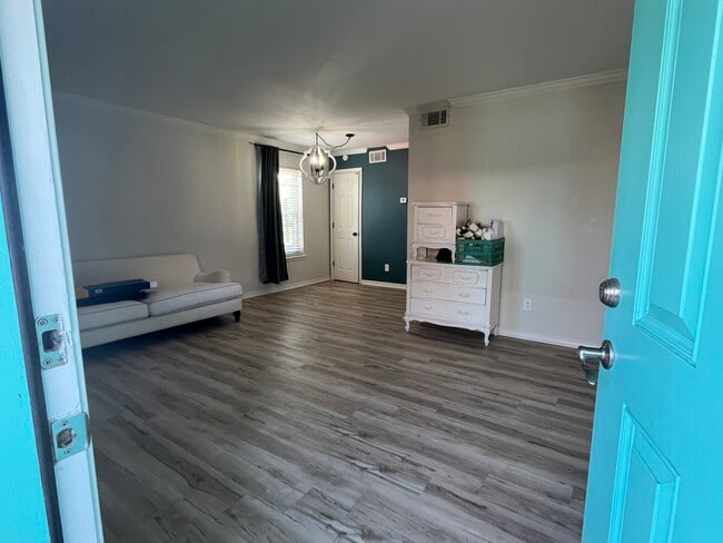 Building Photo - 1550 E Second St Unit Condo T117