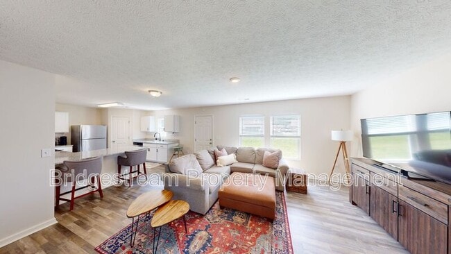 Photo - 961 Louise Dr