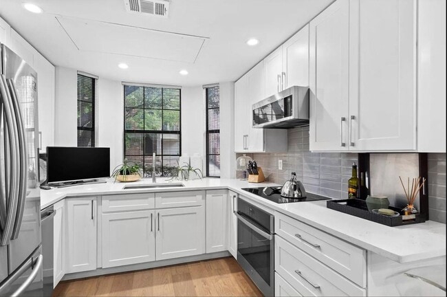 Building Photo - Highly Upgraded 2-Bedroom Townhome Available for Rent!