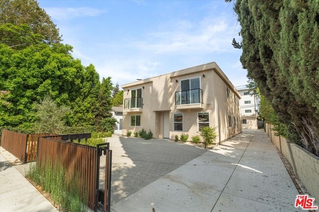 Photo - 11025 Blix St
