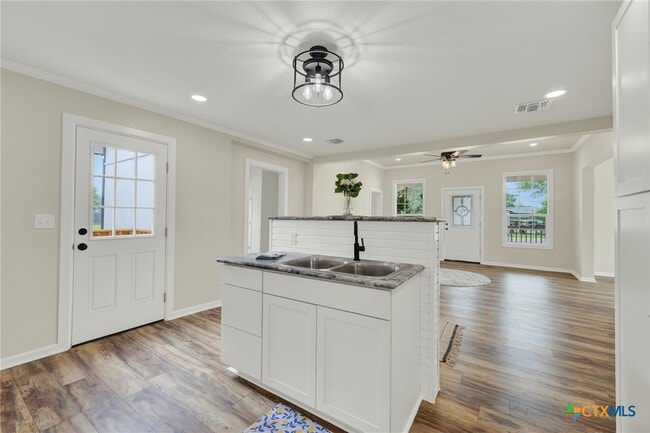 Photo - 312 N La Vernia St