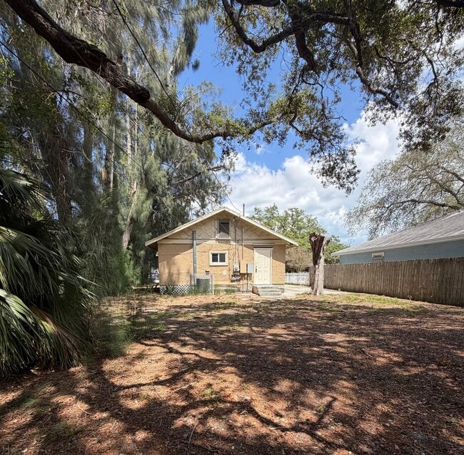 Building Photo - 1727 Unit B
