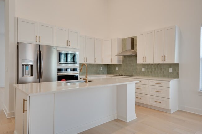 Photo - 451 E 7th St