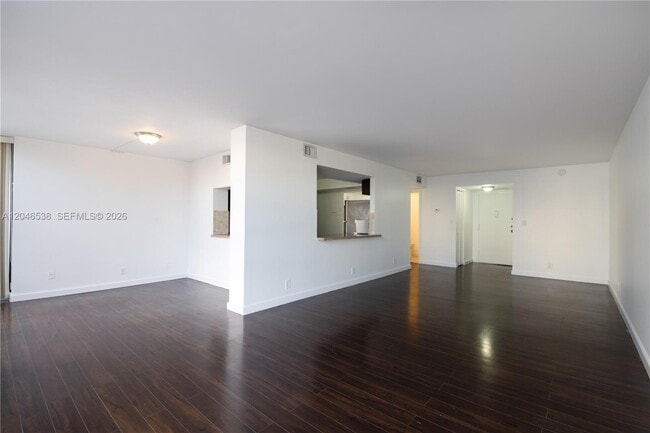 Photo - 1000 Parkview Dr Unit 302