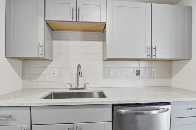 Photo - $1,500.95 with $300.00 off the first month's rent, 2 Beds - 1 Bath, Triplex in Aurora with Washer... Unidad 4