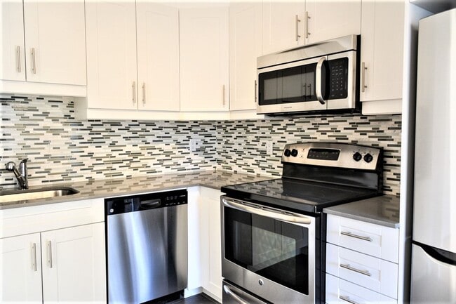 Building Photo - 4555 Av. Bonavista Unit 507