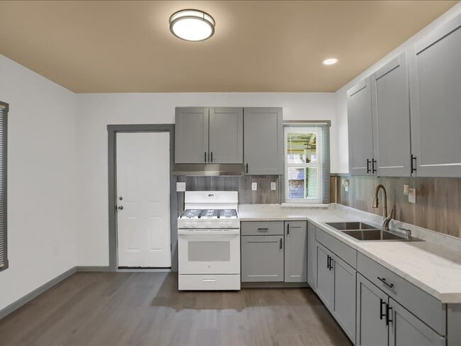 Building Photo - 844 Memorial Ave Rental