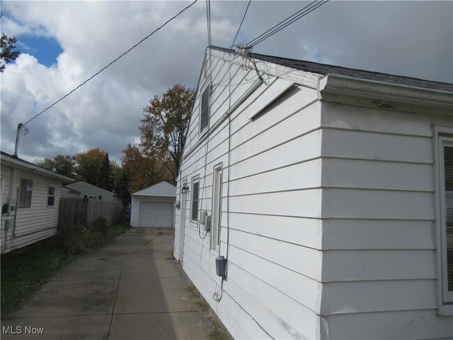 Photo - 1346 E 346th St