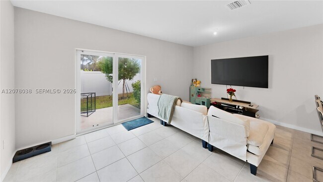 Photo - 389 NW 10th St