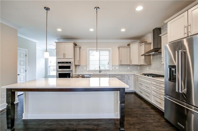 Photo - 827 Stone Ridge Ln NE