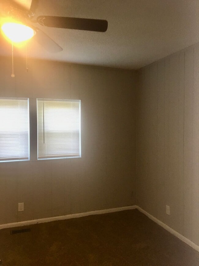 Photo - Cute 2 Bed/1 Bath HOUSE w/ yard!!