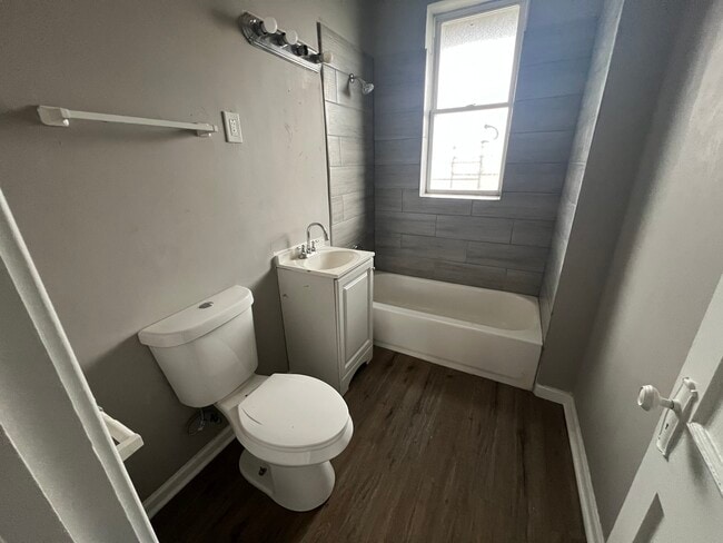 Photo - 1022 W 77th St