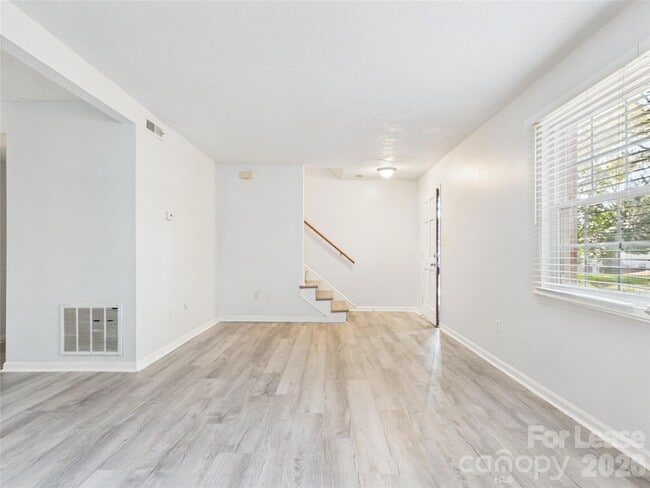 Photo - 8811 Hunter Ridge Dr