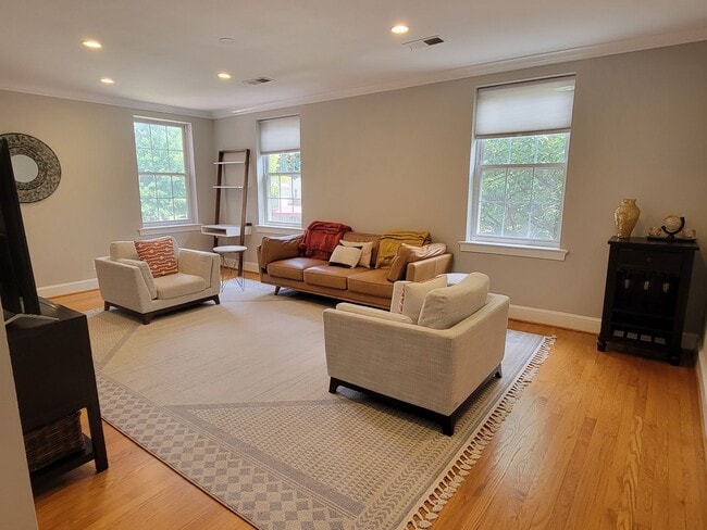 Building Photo - Fabulous, Furnished, Spacious 2BR with balcony in Alexandria