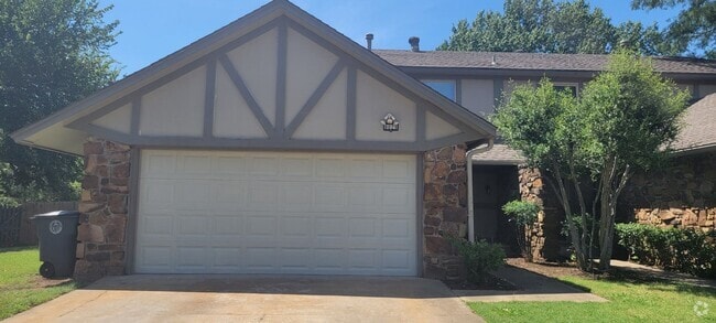 Building Photo - South Tulsa 3 bed UNION Schools Duplex. Rental