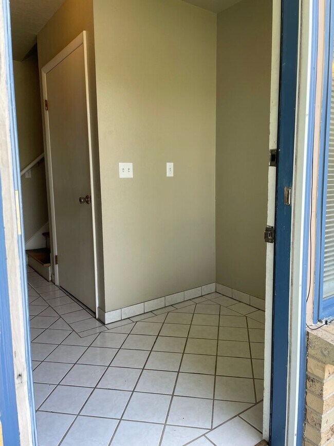 Photo - STUDENTS WELCOME! 5 Bedroom 3 Bathroom Single Family Home West Fort Collins