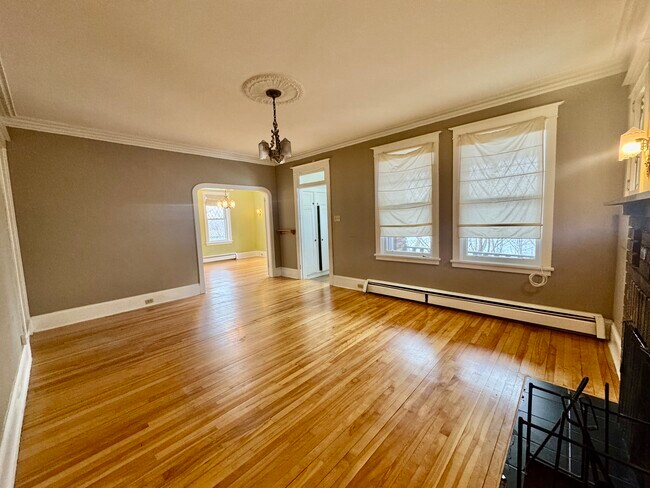 Photo - Bright and relaxed 2-bedroom + Den apartment in Lower Town, Ottawa Unit Main