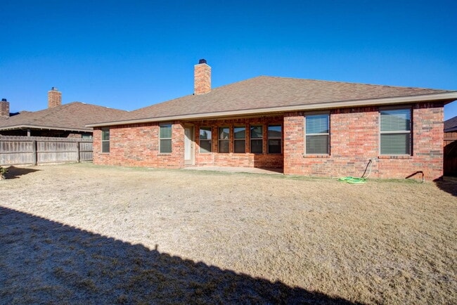 Building Photo - Immaculate newer 4/3/2 1/2 block from Quin...