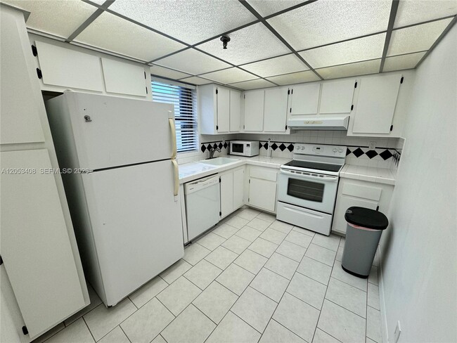 Photo - 2625 Collins Ave Unit 320