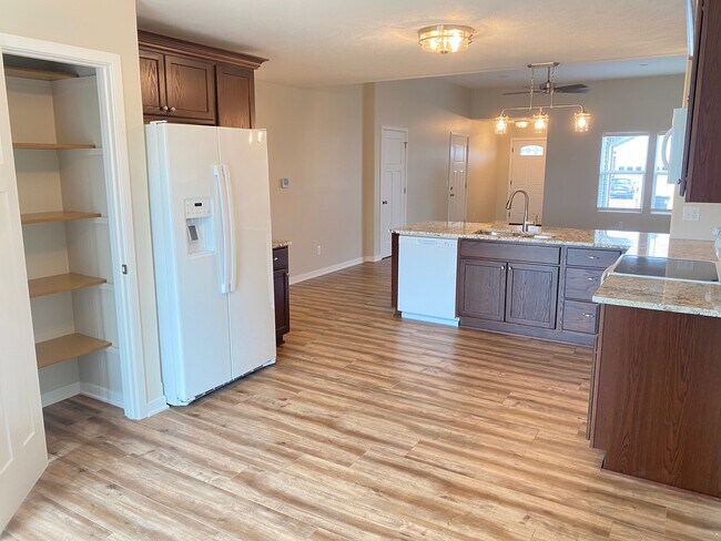 Photo - 974 Kate Ave