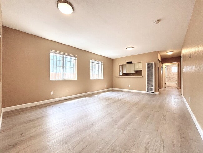 Building Photo - 1385 E Vernon Ave Rental